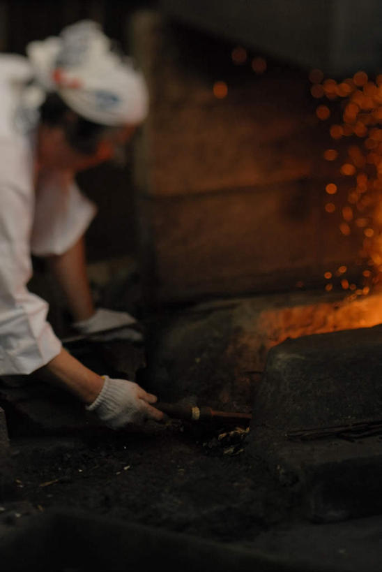 东方人,一个人,铁匠,工厂,竖图,室内,白天,侧面,工作服,制服,安全,车间,亚洲,仅一个男性,仅一个人,仅一个中年男性,弯腰,握,防护,拿,拿着,注视,黄种人,手套,观察,看,握着,观看,保护,合金,察看,关注,保险,保全,周全,安稳,安定,弯身,防护手套,工作制服,平安,男人,男性,中年男性,亚洲人,锻工,半身,彩图,工作套服,制造厂,生铁,铁碳合金