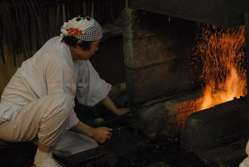 一个人,铁匠,工厂,站,横图,俯视,室内,白天,工作服,制服,热情,车间,火,仅一个男性,仅一个人,仅一个中年男性,握,火焰,头巾,燃烧,拿,拿着,注视,观察,看,站着,握着,观看,察看,关注,工作制服,男人,男性,中年男性,锻工,站立,半身,彩图,高角度拍摄,工作套服,制造厂