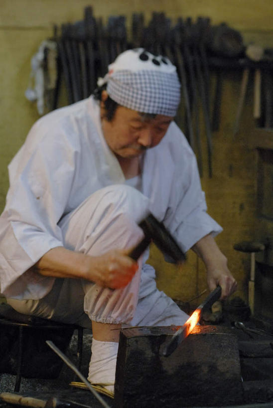东方人,一个人,铁匠,工厂,坐,竖图,室内,白天,正面,工作服,制服,车间,亚洲,仅一个男性,仅一个人,仅一个中年男性,敲打,握,锤子,工具,榔头,头巾,拿,拿着,注视,黄种人,观察,看,握着,观看,工艺,合金,五金,察看,变形,紧固,关注,矫正,塑形,锻造,打铁,牢固,工作制服,技艺,男人,男性,中年男性,亚洲人,锻工,坐着,半身,彩图,工作套服,制造厂,生铁,铁碳合金