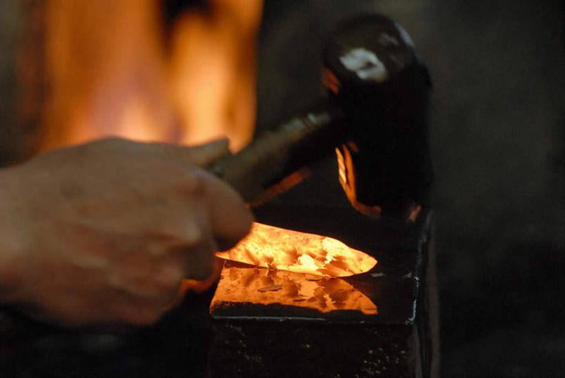 东方人,手,一个人,铁匠,工厂,横图,室内,特写,白天,正面,热情,车间,火,亚洲,仅一个男性,仅一个人,仅一个中年男性,敲打,握,朦胧,模糊,锤子,工具,火焰,榔头,燃烧,拿,拿着,黄种人,手部,握着,工艺,单手,合金,五金,变形,紧固,矫正,塑形,锻造,打铁,牢固,技艺,男人,男性,中年男性,亚洲人,锻工,半身,彩图,制造厂,生铁,铁碳合金