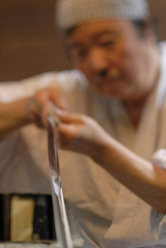 东方人,一个人,铁匠,竖图,室内,白天,正面,工作服,制服,竞争,亚洲,仅一个男性,仅一个人,仅一个中年男性,对抗,握,朦胧,模糊,冲突,头巾,拿,拿着,注视,黄种人,破坏,观察,看,武器,战争,握着,观看,损坏,察看,剑,攻击,威胁,对立,关注,矛盾,兵器,防御,敌对,挫败,斗争,抗拒,抗衡,杀伤,威慑,工作制服,百兵之君,短兵,危险,男人,男性,中年男性,亚洲人,锻工,半身,彩图,工作套服