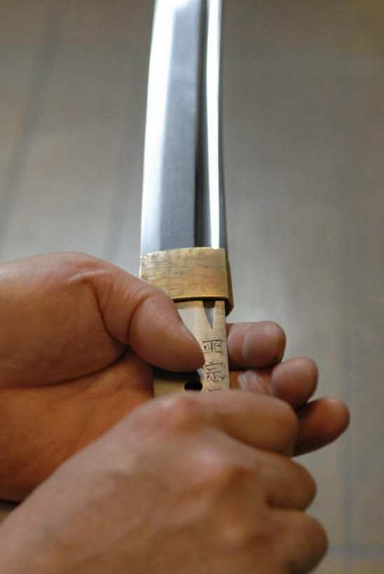 东方人,手,一个人,铁匠,竖图,俯视,室内,特写,白天,竞争,亚洲,仅一个男性,仅一个人,仅一个中年男性,对抗,握,冲突,拿,拿着,黄种人,破坏,手部,武器,战争,握着,单手,损坏,剑,攻击,威胁,对立,矛盾,兵器,防御,敌对,挫败,斗争,抗拒,抗衡,杀伤,威慑,百兵之君,短兵,危险,男人,男性,中年男性,亚洲人,锻工,半身,彩图,高角度拍摄