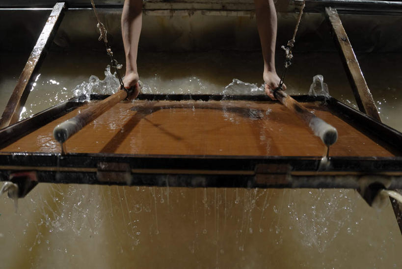 东方人,一个人,横图,俯视,室内,白天,机器,亚洲,仅一个男性,仅一个人,仅一个中年男性,握,拿,拿着,黄种人,一个,机械,握着,工业,单个,男人,男性,中年男性,亚洲人,半身,彩图,高角度拍摄,打浆,打浆池,造纸机