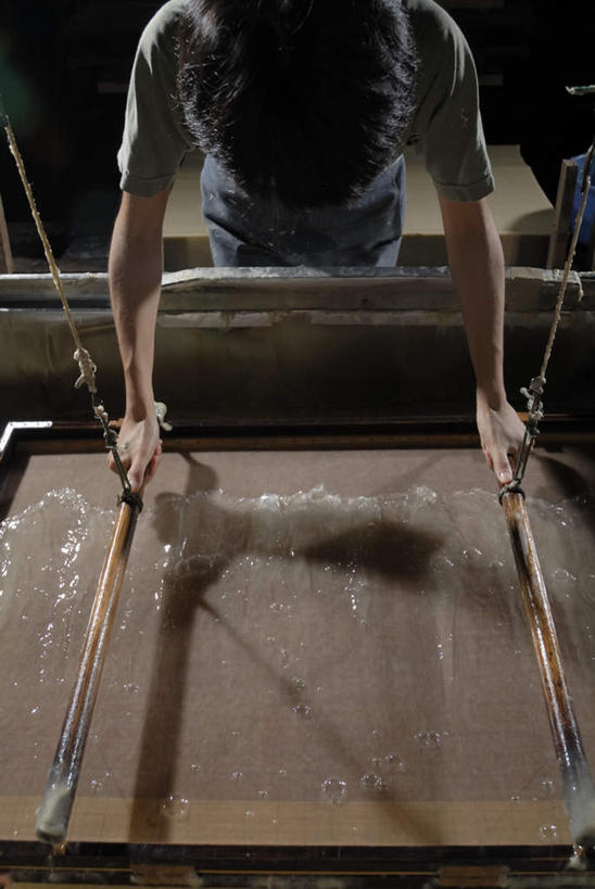 东方人,一个人,站,竖图,俯视,室内,白天,机器,亚洲,仅一个男性,仅一个人,仅一个中年男性,握,服装,拿,拿着,休闲装,黄种人,一个,衣服,站着,休闲,休闲服,机械,握着,工业,服饰,单个,男人,男性,中年男性,亚洲人,站立,半身,彩图,高角度拍摄,打浆,打浆池,造纸机