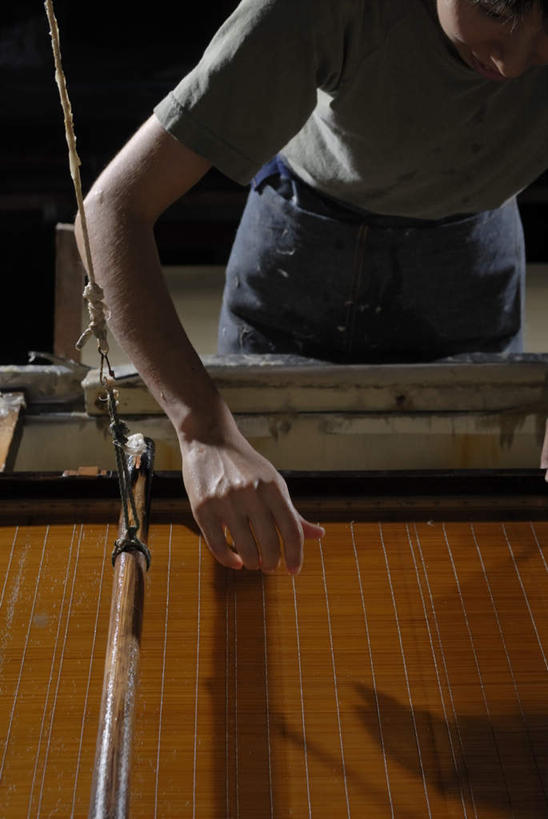 东方人,一个人,站,竖图,俯视,室内,白天,机器,亚洲,仅一个男性,仅一个人,仅一个中年男性,握,服装,拿,拿着,休闲装,黄种人,一个,衣服,站着,休闲,休闲服,机械,握着,工业,服饰,单个,男人,男性,中年男性,亚洲人,站立,半身,彩图,高角度拍摄,打浆,打浆池,造纸机