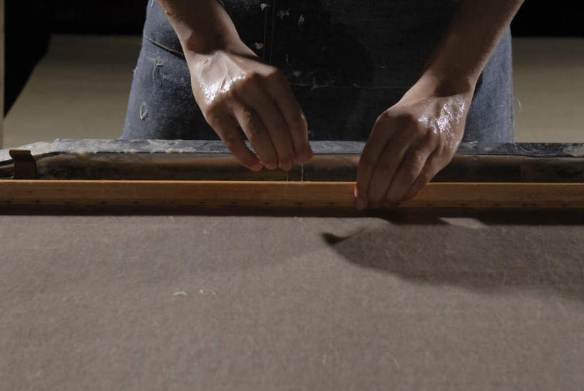 东方人,一个人,站,横图,俯视,室内,白天,机器,亚洲,仅一个男性,仅一个人,仅一个中年男性,握,服装,拿,拿着,休闲装,黄种人,一个,衣服,站着,休闲,休闲服,机械,握着,工业,服饰,单个,男人,男性,中年男性,亚洲人,站立,半身,彩图,高角度拍摄,打浆,打浆池,造纸机