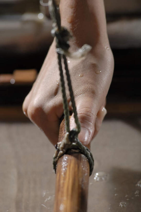 东方人,手,一个人,站,竖图,俯视,室内,特写,白天,机器,亚洲,仅一个男性,仅一个人,仅一个中年男性,握,拿,拿着,黄种人,一个,站着,手部,机械,握着,工业,单个,单手,男人,男性,中年男性,亚洲人,站立,半身,彩图,高角度拍摄,打浆,打浆池,造纸机