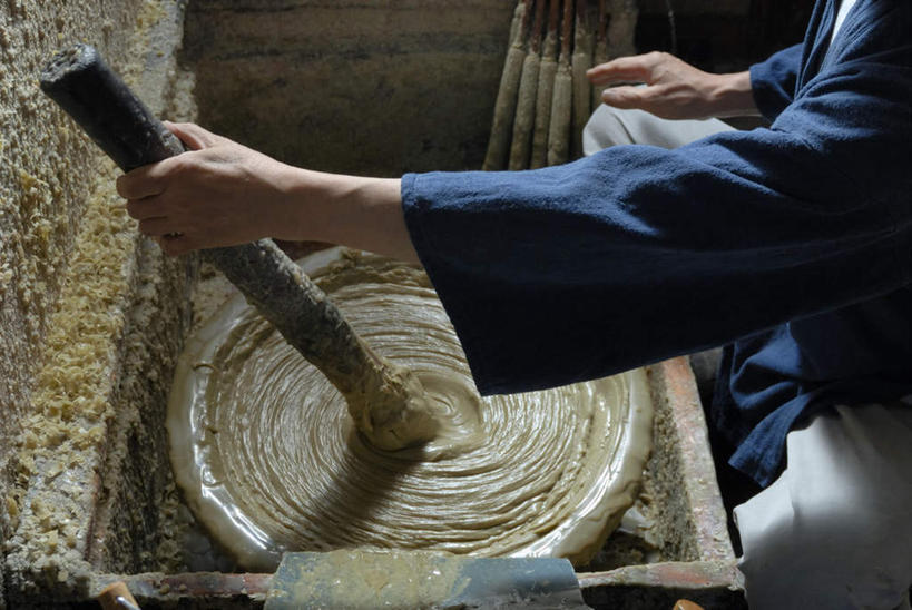 东方人,一个人,坐,横图,俯视,室内,白天,亚洲,仅一个男性,仅一个人,仅一个中年男性,一根,握,服装,融化,棍子,陶瓷,陶瓷制品,拿,拿着,休闲装,黄种人,衣服,容器,碗,休闲,休闲服,握着,服饰,储藏,蜡,储存,熔化,溶化,熔解,消溶,男人,男性,中年男性,亚洲人,坐着,半身,彩图,高角度拍摄,贮存