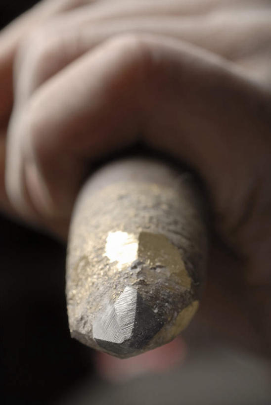 东方人,手,一个人,雕刻家,坐,竖图,室外,特写,白天,正面,石头,金属制品,亚洲,仅一个男性,仅一个人,仅一个中年男性,敲打,握,服装,朦胧,模糊,金属,锤子,雕刻,工具,榔头,石子,拿,拿着,休闲装,黄种人,衣服,休闲,手部,休闲服,握着,服饰,单手,五金,凿子,变形,紧固,矫正,塑形,牢固,雕镂,雕琢,镌刻,男人,男性,中年男性,亚洲人,雕塑家,石块,岩石,坐着,半身,彩图