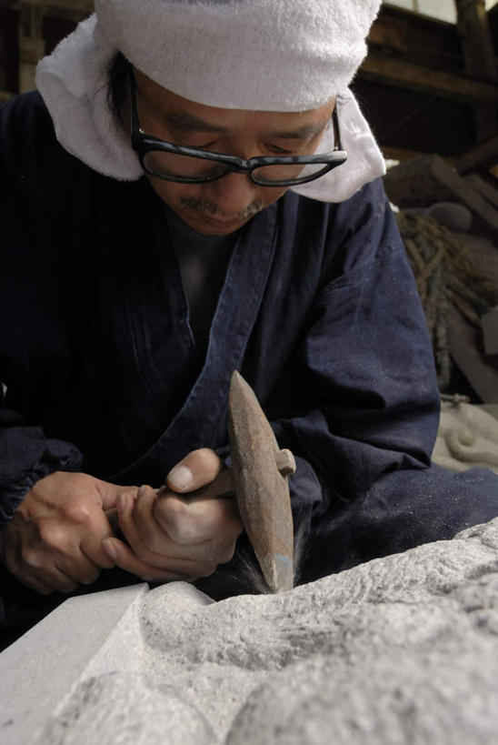 东方人,一个人,雕刻家,坐,竖图,室外,白天,正面,石头,亚洲,仅一个男性,仅一个人,仅一个中年男性,一副,一条,敲打,握,服装,锤子,雕刻,工具,榔头,石子,头巾,眼镜,拿,拿着,注视,休闲装,黄种人,衣服,白色,黑色,低头,观察,看,休闲,休闲服,握着,服饰,观看,五金,察看,变形,紧固,关注,矫正,塑形,近视眼镜,牢固,垂头,雕镂,雕琢,镌刻,男人,男性,中年男性,亚洲人,雕塑家,石块,岩石,坐着,半身,彩图
