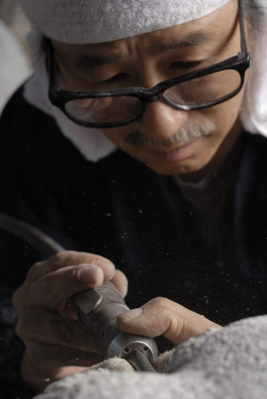 东方人,脸,头,脸颊,手,一个人,雕刻家,坐,竖图,室外,特写,白天,正面,石头,金属制品,亚洲,双手,仅一个男性,仅一个人,仅一个中年男性,一副,一条,握,服装,金属,雕刻,工具,石子,头巾,眼镜,拿,拿着,注视,休闲装,黄种人,肩膀,衣服,白色,黑色,低头,观察,看,休闲,手部,休闲服,握着,服饰,观看,察看,关注,近视眼镜,手摇钻,钻孔,垂头,雕镂,雕琢,镌刻,手钻,男人,男性,中年男性,亚洲人,头部,脸部,脸蛋,面部,雕塑家,石块,岩石,坐着,半身,彩图