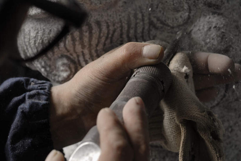 东方人,手,一个人,雕刻家,坐,横图,室外,特写,白天,正面,金属制品,雕塑,亚洲,双手,仅一个男性,仅一个人,仅一个中年男性,握,服装,艺术,装饰,金属,雕刻,雕像,工具,拿,拿着,注视,休闲装,黄种人,石雕,衣服,工艺品,低头,观察,看,休闲,手部,休闲服,握着,服饰,观看,纪念,美术,察看,关注,主题,陈列,手摇钻,功能,美学,钻孔,垂头,雕镂,雕琢,镌刻,手钻,男人,男性,中年男性,亚洲人,雕塑家,坐着,半身,彩图