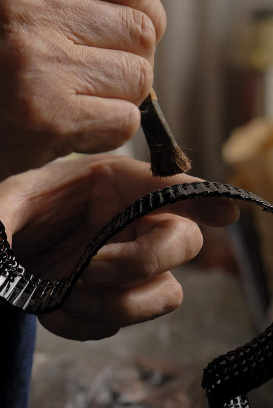 东方人,手,一个人,竖图,室内,特写,白天,正面,金属制品,亚洲,双手,仅一个男性,仅一个人,仅一个中年男性,握,朦胧,模糊,金属,拿,拿着,黄种人,一个,刷子,手部,链子,握着,单个,男人,男性,中年男性,亚洲人,半身,彩图