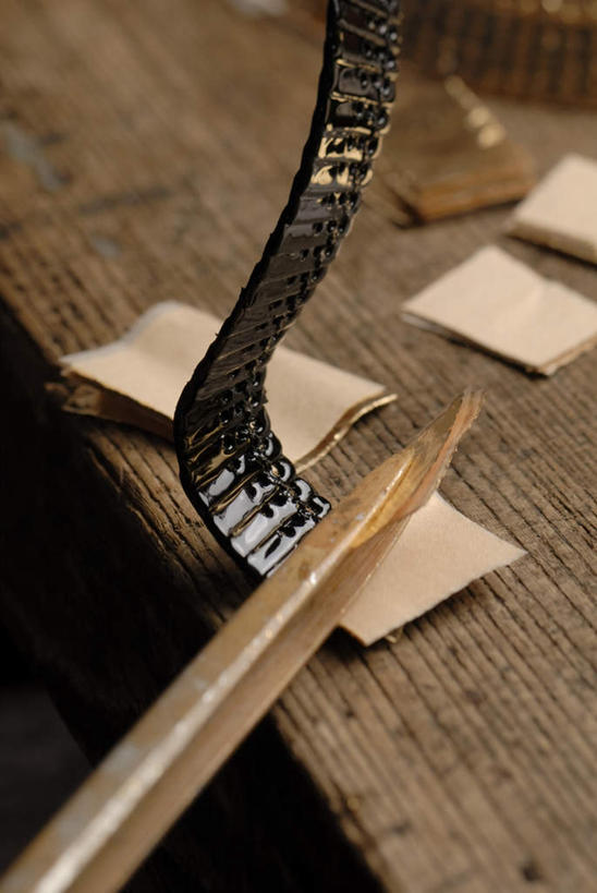 无人,竖图,俯视,室内,特写,白天,桌面,桌子,静物,金属制品,一条,金属,木制,镊子,纸,四张,木制品,链子,彩图,高角度拍摄