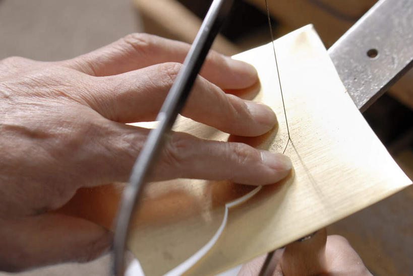 东方人,手,一个人,横图,俯视,室内,特写,白天,金属制品,亚洲,仅一个男性,仅一个人,握,金属,拿,拿着,黄种人,磨,仅一个老年男性,手部,握着,工匠,砂纸,老年男性,男人,男性,亚洲人,半身,彩图,高角度拍摄