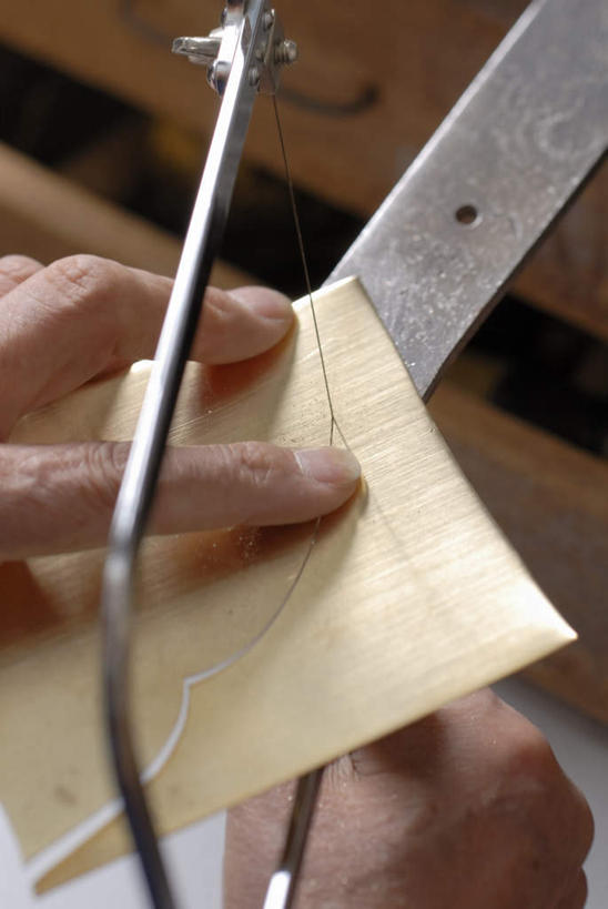 东方人,手,一个人,竖图,俯视,室内,特写,白天,金属制品,亚洲,仅一个男性,仅一个人,握,金属,拿,拿着,黄种人,磨,仅一个老年男性,手部,握着,工匠,砂纸,老年男性,男人,男性,亚洲人,半身,彩图,高角度拍摄