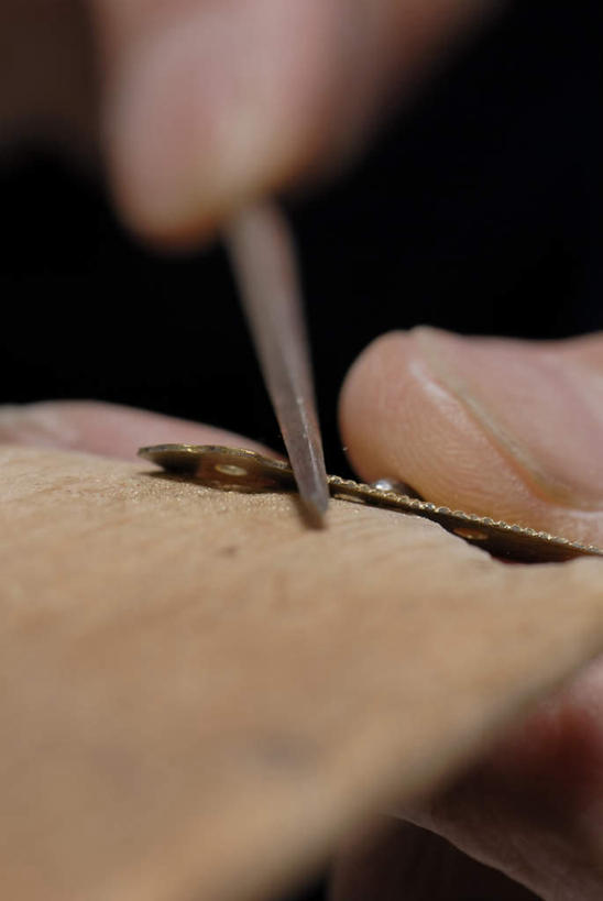 东方人,手,一个人,竖图,室内,特写,白天,正面,金属制品,亚洲,仅一个男性,仅一个人,握,朦胧,模糊,金属,拿,拿着,黄种人,按,仅一个老年男性,手部,握着,切割,工匠,老年男性,男人,男性,亚洲人,半身,彩图