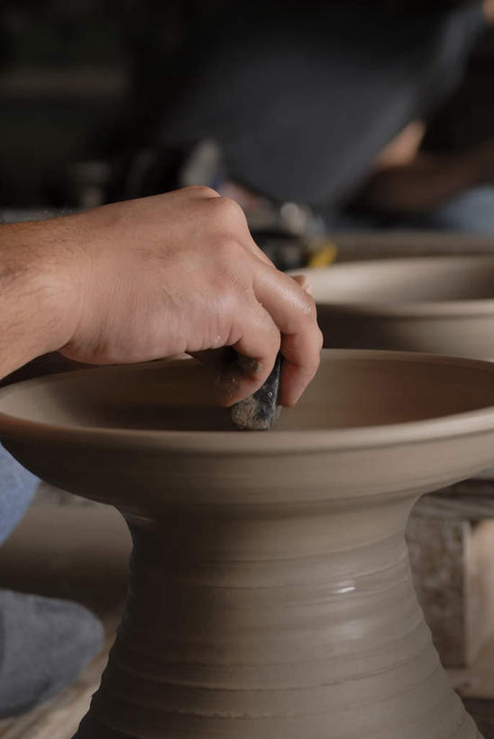 东方人,一个人,竖图,室内,特写,白天,侧面,桌面,桌子,亚洲,仅一个男性,仅一个人,仅一个中年男性,握,艺术,木制,手工艺品,陶瓷,陶瓷制品,拿,拿着,黄种人,文化,木制品,容器,工艺品,碗,握着,艺术家,储藏,粘土,高雅,储存,陶工旋盘,手工艺,自信心,品位,男人,男性,中年男性,亚洲人,半身,彩图,贮存