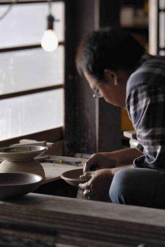 东方人,一个人,坐,摸,捏,竖图,室内,白天,侧面,窗户,落地窗,桌面,桌子,照明,亚洲,仅一个男性,仅一个人,仅一个中年男性,抚摸,握,阴影,服装,艺术,反射,木制,眼镜,影子,手工艺品,陶瓷,灯光,陶瓷制品,拿,捏着,拿着,注视,休闲装,黄种人,文化,吊灯,玻璃窗,灯,衣服,木制品,容器,工艺品,灯具,碗,低头,观察,看,休闲,休闲服,握着,艺术家,服饰,观看,储藏,照亮,察看,粘土,高雅,照明设备,储存,关注,近视眼镜,陶工旋盘,手工艺,自信心,品位,男人,男性,中年男性,亚洲人,触摸,接触,坐着,半身,彩图,贮存