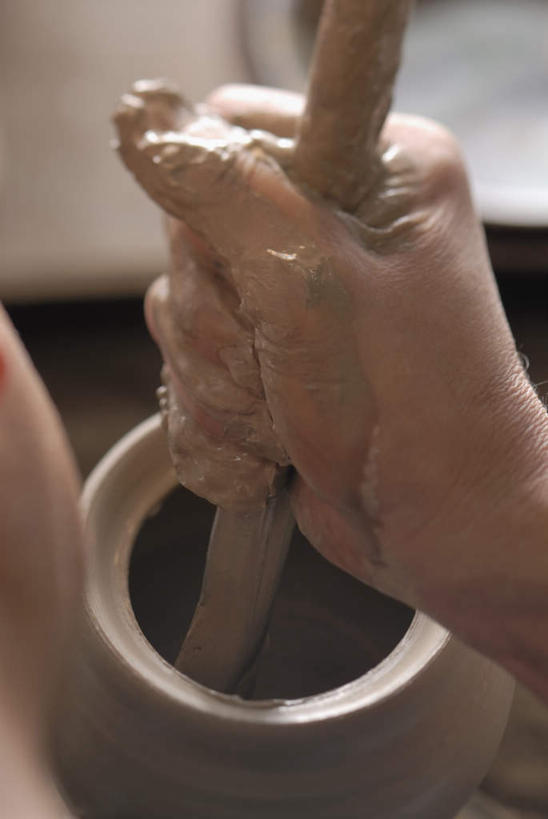 东方人,一个人,摸,竖图,俯视,室内,特写,白天,亚洲,仅一个男性,仅一个人,仅一个中年男性,抚摸,握,艺术,罐子,手工艺品,陶瓷,陶瓷制品,拿,拿着,黄种人,文化,瓶子,工艺品,握着,艺术家,粘土,高雅,陶工旋盘,手工艺,自信心,品位,男人,男性,中年男性,亚洲人,触摸,接触,半身,彩图,高角度拍摄