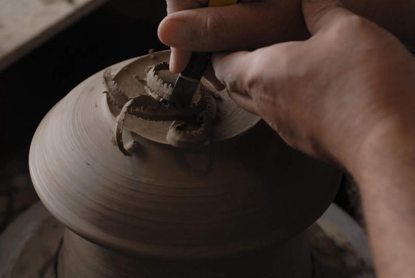 西方人,手,一个人,横图,俯视,室内,特写,白天,欧洲,欧洲人,双手,仅一个男性,仅一个人,仅一个中年男性,握,艺术,工具,手工艺品,刀具,拿,拿着,旋转,文化,工艺品,刀,手部,握着,刻刀,粘土,切割,高雅,美工刀,扭转,手工艺,自信心,品位,男人,男性,中年男性,白种人,半身,彩图,高角度拍摄