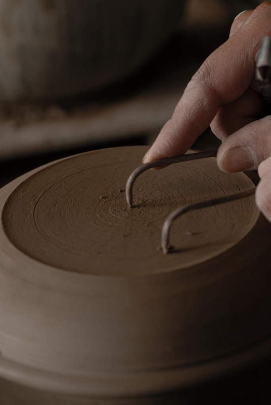 西方人,手,一个人,竖图,俯视,室内,特写,白天,欧洲,欧洲人,双手,仅一个男性,仅一个人,仅一个中年男性,握,艺术,工具,手工艺品,刀具,拿,拿着,旋转,文化,工艺品,刀,手部,握着,刻刀,粘土,切割,高雅,美工刀,扭转,手工艺,自信心,品位,男人,男性,中年男性,白种人,半身,彩图,高角度拍摄