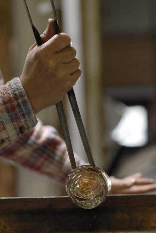 东方人,一个人,工厂,站,竖图,室内,白天,侧面,工作服,制服,车间,玻璃,亚洲,仅一个男性,仅一个人,仅一个中年男性,一根,握,融化,拿,拿着,注视,黄种人,玻璃制品,观察,看,站着,钢筋,握着,观看,察看,关注,锅炉,熔化,工作制服,溶化,熔解,消溶,技艺,男人,男性,中年男性,亚洲人,站立,半身,彩图,工作套服,制造厂,玻璃吹制术,吹制