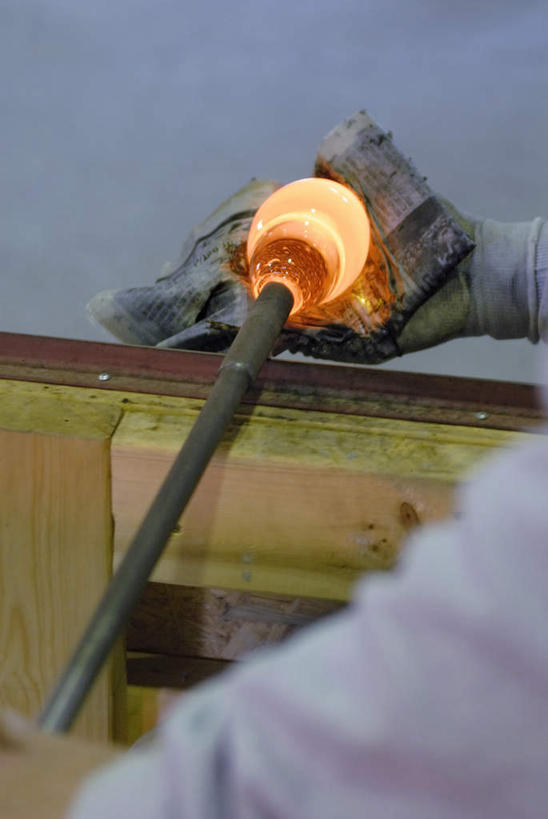 东方人,手,一个人,工厂,站,竖图,俯视,室内,特写,白天,工作服,制服,车间,玻璃,亚洲,双手,仅一个男性,仅一个人,仅一个中年男性,一根,握,朦胧,模糊,融化,拿,拿着,注视,黄种人,玻璃制品,观察,看,站着,手部,钢筋,握着,观看,察看,关注,锅炉,熔化,工作制服,溶化,熔解,消溶,技艺,男人,男性,中年男性,亚洲人,站立,半身,彩图,高角度拍摄,工作套服,制造厂,玻璃吹制术,吹制