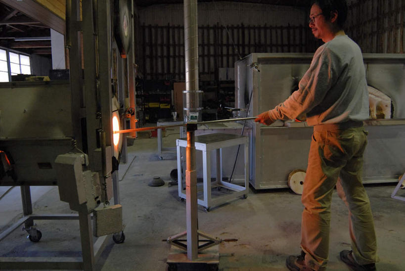 东方人,一个人,工厂,站,横图,室内,白天,工作服,制服,车间,玻璃,亚洲,仅一个男性,仅一个人,仅一个中年男性,一根,握,融化,拿,拿着,注视,黄种人,玻璃制品,背面,观察,看,站着,钢筋,握着,观看,察看,关注,锅炉,熔化,工作制服,溶化,熔解,消溶,技艺,男人,男性,中年男性,亚洲人,站立,半身,彩图,工作套服,制造厂,玻璃吹制术,吹制