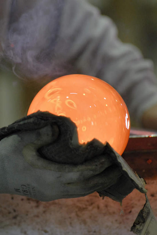 东方人,手,一个人,工厂,站,竖图,室内,特写,白天,侧面,工作服,制服,车间,玻璃,亚洲,仅一个男性,仅一个人,仅一个中年男性,一根,握,朦胧,模糊,融化,拿,拿着,注视,黄种人,玻璃制品,观察,看,站着,手部,钢筋,握着,观看,单手,察看,关注,锅炉,熔化,工作制服,溶化,熔解,消溶,技艺,男人,男性,中年男性,亚洲人,站立,半身,彩图,工作套服,制造厂,玻璃吹制术,吹制