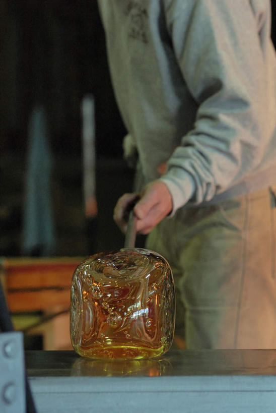 东方人,一个人,工厂,竖图,室内,白天,侧面,工作服,制服,车间,玻璃,亚洲,仅一个男性,仅一个人,仅一个中年男性,一根,握,拿,拿着,黄种人,玻璃制品,钢筋,握着,工作制服,技艺,男人,男性,中年男性,亚洲人,半身,彩图,工作套服,制造厂,玻璃吹制术,吹制