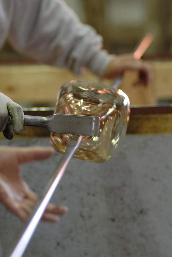 东方人,手,一个人,工厂,竖图,室内,特写,白天,侧面,工作服,制服,车间,玻璃,亚洲,仅一个男性,仅一个人,仅一个中年男性,一根,连接,握,组合,朦胧,模糊,弯曲,工具,钳子,拿,拿着,黄种人,加工,玻璃制品,手部,钢筋,握着,单手,链接,固定,五金,紧固,拼接,剪断,拼凑,扭转,拼合,凑集,聚合,撮合,链结,牢固,夹持,工作制服,技艺,男人,男性,中年男性,亚洲人,半身,彩图,工作套服,制造厂,玻璃吹制术,吹制