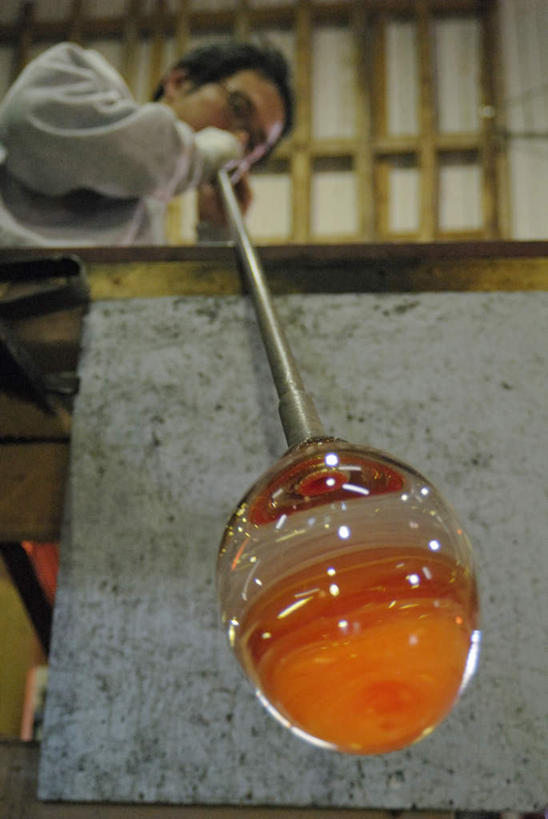 东方人,一个人,工厂,竖图,室内,白天,仰视,工作服,制服,车间,玻璃,亚洲,仅一个男性,仅一个人,仅一个中年男性,一根,握,融化,拿,拿着,注视,黄种人,玻璃制品,吹,观察,看,钢筋,握着,观看,察看,关注,锅炉,熔化,工作制服,溶化,熔解,消溶,技艺,男人,男性,中年男性,亚洲人,半身,彩图,低角度拍摄,工作套服,制造厂,玻璃吹制术,吹制