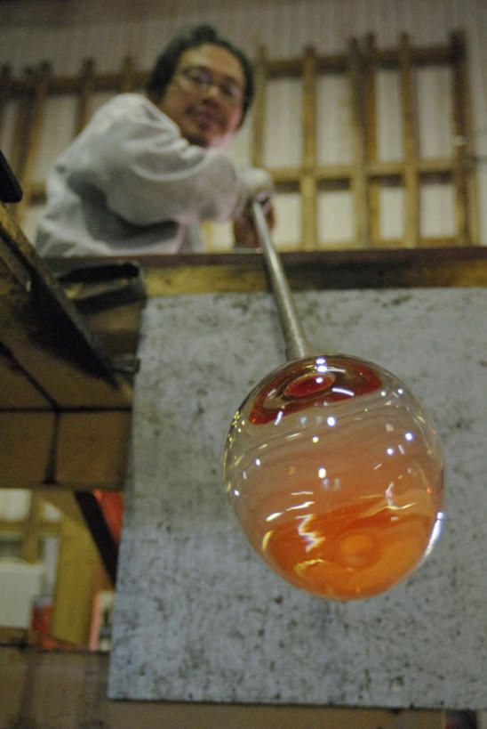 东方人,一个人,工厂,竖图,室内,白天,仰视,工作服,制服,车间,玻璃,亚洲,仅一个男性,仅一个人,仅一个中年男性,一根,握,融化,拿,拿着,注视,黄种人,玻璃制品,观察,看,钢筋,握着,观看,察看,关注,锅炉,熔化,工作制服,溶化,熔解,消溶,技艺,男人,男性,中年男性,亚洲人,半身,彩图,低角度拍摄,工作套服,制造厂,玻璃吹制术,吹制