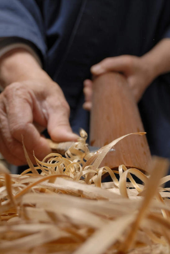 东方人,手,一个人,木匠,竖图,室内,特写,白天,正面,工作服,制服,亚洲,双手,仅一个男性,仅一个人,仅一个中年男性,握,朦胧,模糊,木制,工具,木材,木屑,刀具,拿,拿着,注视,黄种人,木柴,木制品,刀,观察,看,手部,握着,木料,观看,察看,刻刀,切割,关注,美工刀,碎屑,刨花,工作制服,男人,男性,中年男性,亚洲人,木工,半身,彩图,工作套服