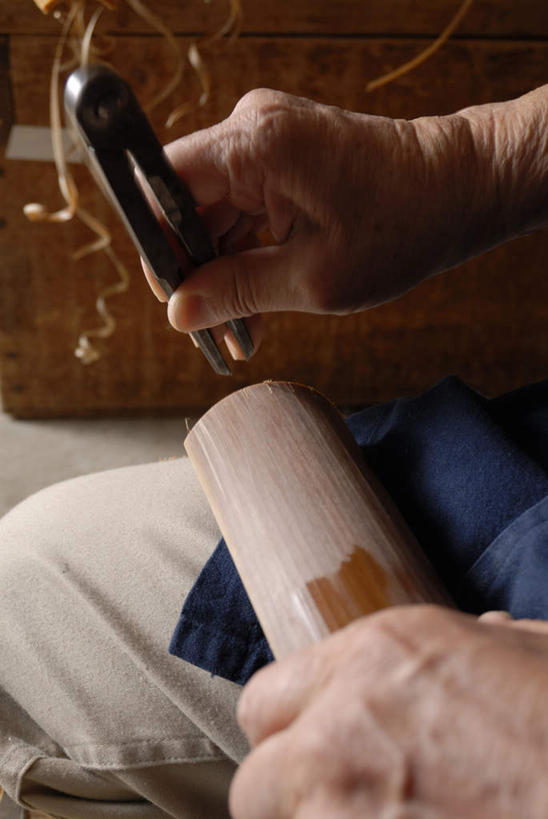 东方人,手,一个人,木匠,竖图,俯视,室内,特写,白天,工作服,制服,亚洲,双手,仅一个男性,仅一个人,仅一个中年男性,握,木制,工具,木材,木屑,刀具,拿,拿着,注视,黄种人,木柴,木制品,刀,观察,看,手部,握着,木料,观看,察看,刻刀,切割,关注,美工刀,碎屑,刨花,工作制服,男人,男性,中年男性,亚洲人,木工,半身,彩图,高角度拍摄,工作套服