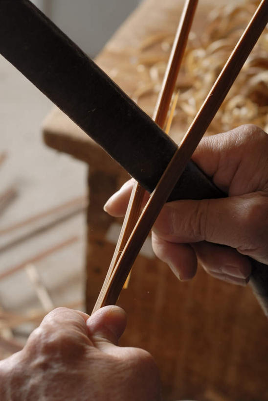 东方人,手,一个人,木匠,竖图,俯视,室内,特写,白天,亚洲,双手,仅一个男性,仅一个人,仅一个中年男性,握,木制,工具,木材,木屑,刀具,拿,拿着,注视,黄种人,木柴,木制品,刀,观察,看,手部,握着,木料,观看,察看,刻刀,切割,关注,美工刀,碎屑,刨花,男人,男性,中年男性,亚洲人,木工,半身,彩图,高角度拍摄