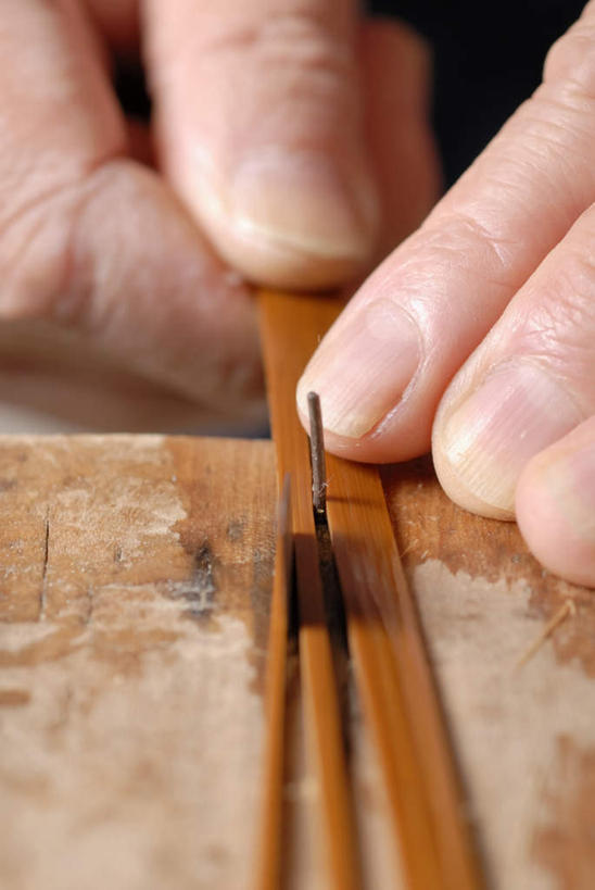 东方人,手,一个人,木匠,竖图,俯视,室内,特写,白天,亚洲,双手,仅一个男性,仅一个人,仅一个中年男性,握,木制,工具,木材,木屑,刀具,拿,拿着,黄种人,木柴,木制品,刀,手部,握着,木料,刻刀,切割,美工刀,碎屑,刨花,男人,男性,中年男性,亚洲人,木工,半身,彩图,高角度拍摄