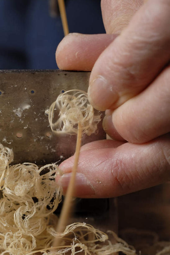 东方人,手,一个人,木匠,竖图,室内,特写,白天,正面,工作服,制服,亚洲,仅一个男性,仅一个人,仅一个中年男性,握,木制,木材,木屑,拿,拿着,黄种人,木柴,木制品,手部,握着,木料,单手,碎屑,刨花,工作制服,男人,男性,中年男性,亚洲人,木工,半身,彩图,工作套服