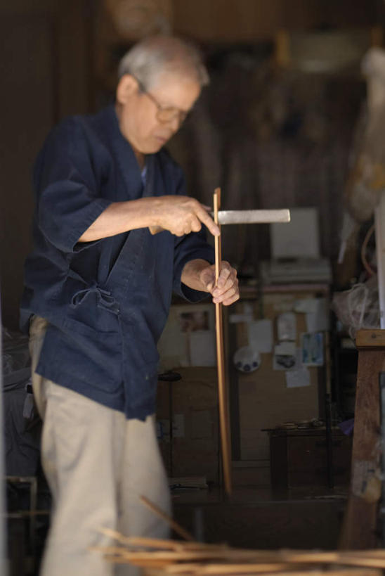 东方人,一个人,木匠,工厂,站,竖图,室内,白天,侧面,工作服,制服,车间,亚洲,仅一个男性,仅一个人,仅一个中年男性,握,工具,木材,眼镜,刀具,拿,拿着,注视,黄种人,木柴,刀,观察,看,站着,握着,木料,观看,察看,刻刀,切割,关注,美工刀,近视眼镜,工作制服,男人,男性,中年男性,亚洲人,木工,站立,半身,彩图,工作套服,制造厂