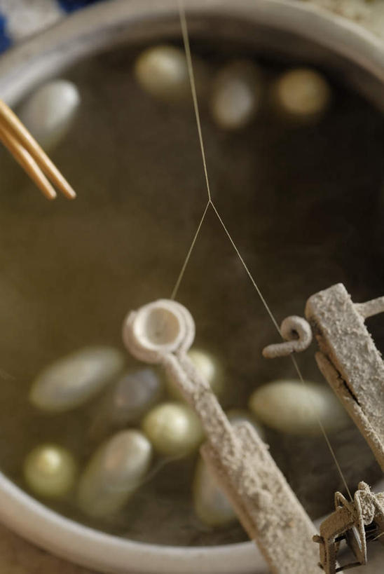 无人,竖图,俯视,室内,白天,机器,水,筷子,餐具,许多,木制,蚕丝,液体,很多,文化,饮用水,传统,木制品,矿泉水,机械,礼节,礼仪,蒸馏水,蚕茧,家蚕茧,桑蚕茧,进餐用具,彩图,高角度拍摄