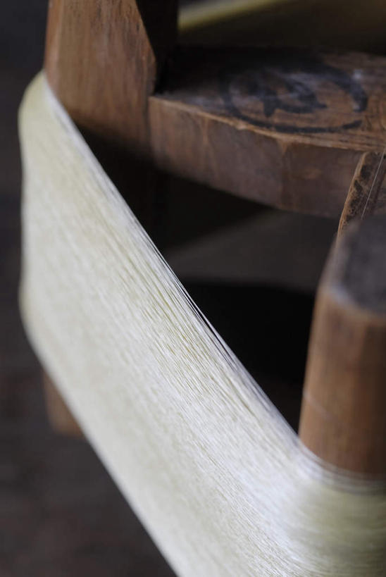 无人,竖图,俯视,室内,特写,白天,静物,编织,木制,蚕丝,织物,纺织,一个,木制品,单个,丝线,线轴,彩图,高角度拍摄