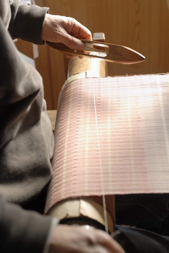 东方人,手,一个人,工厂,竖图,俯视,室内,特写,白天,工作服,制服,车间,亚洲,双手,仅一个男性,仅一个人,仅一个中年男性,织布,编织,蚕丝,工具,织物,注视,黄种人,纺织,一个,观察,看,手部,单个,观看,察看,丝线,纺纱,关注,线轴,工作制服,纺车,手摇纺车,男人,男性,中年男性,亚洲人,半身,彩图,高角度拍摄,工作套服,制造厂