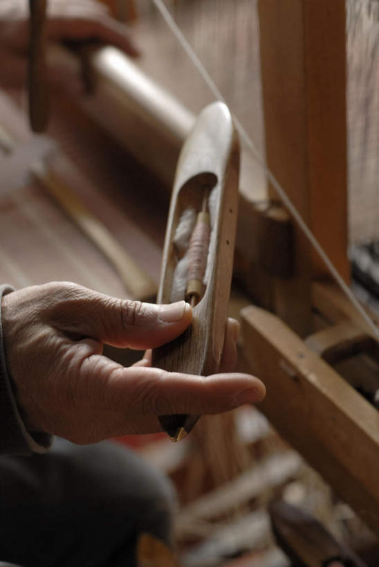 东方人,手,一个人,工厂,竖图,俯视,室内,特写,白天,工作服,制服,车间,亚洲,双手,仅一个男性,仅一个人,仅一个中年男性,织布,朦胧,模糊,编织,蚕丝,工具,织物,注视,黄种人,纺织,一个,观察,看,手部,单个,观看,察看,丝线,纺纱,关注,工作制服,纺车,手摇纺车,男人,男性,中年男性,亚洲人,半身,彩图,高角度拍摄,工作套服,制造厂