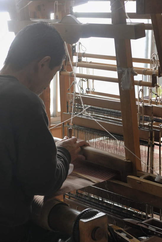 东方人,一个人,工厂,竖图,室内,白天,侧面,工作服,制服,车间,亚洲,仅一个男性,仅一个人,仅一个中年男性,织布,编织,蚕丝,工具,织物,注视,黄种人,纺织,一个,观察,看,单个,观看,察看,丝线,纺纱,关注,工作制服,纺车,手摇纺车,男人,男性,中年男性,亚洲人,半身,彩图,工作套服,制造厂