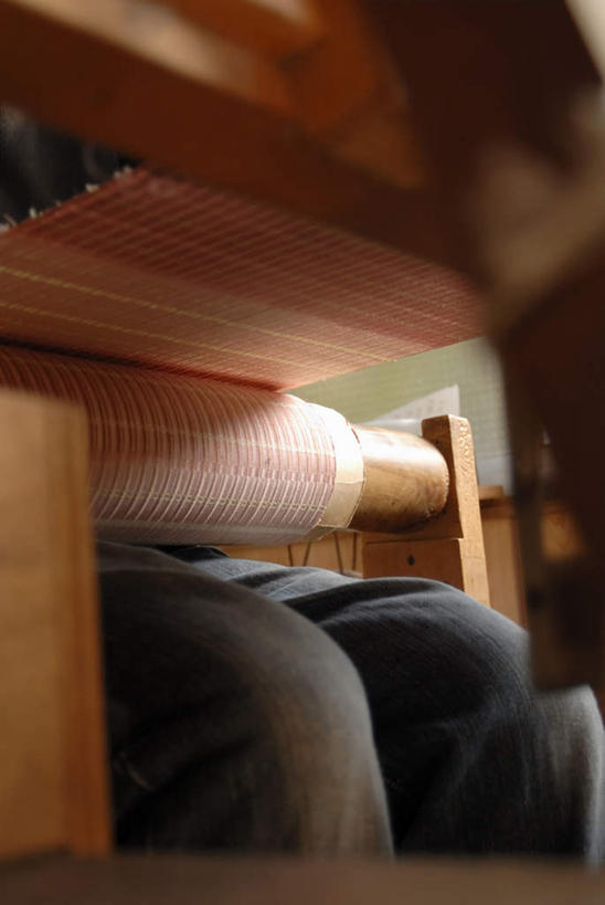 东方人,腿部,腿,一个人,工厂,坐,竖图,室内,特写,白天,仰视,工作服,制服,车间,亚洲,仅一个男性,仅一个人,仅一个中年男性,织布,朦胧,模糊,工具,黄种人,纺织,一个,单个,纺纱,工作制服,纺车,手摇纺车,男人,男性,中年男性,亚洲人,坐着,半身,彩图,低角度拍摄,工作套服,制造厂