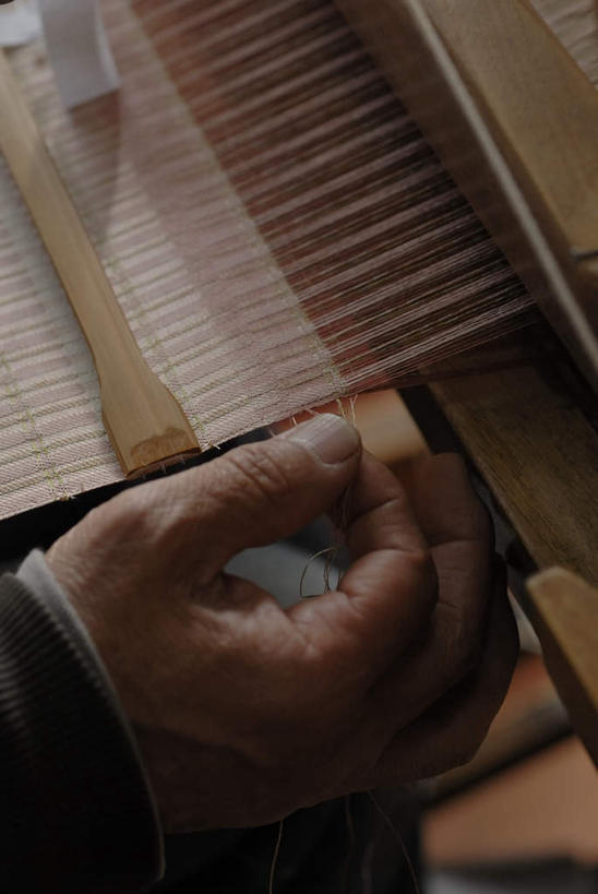 东方人,手,一个人,工厂,竖图,俯视,室内,特写,白天,工作服,制服,车间,亚洲,仅一个男性,仅一个人,仅一个中年男性,握,织布,编织,蚕丝,工具,织物,拿,拿着,黄种人,纺织,一个,手部,握着,单个,单手,丝线,纺纱,工作制服,纺车,手摇纺车,男人,男性,中年男性,亚洲人,半身,彩图,高角度拍摄,工作套服,制造厂