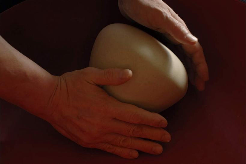 东方人,手,一个人,横图,俯视,室内,特写,白天,农作物,小麦,亚洲,双手,仅一个男性,仅一个人,仅一个中年男性,粉末,陶瓷,谷物,面粉,陶瓷制品,粮食,黄种人,一个,容器,按,手部,揉,粉,麦子,单个,储藏,农产品,搓,储存,原材料,粉状,男人,男性,中年男性,亚洲人,半身,彩图,高角度拍摄,贮存