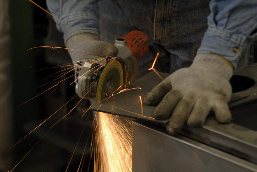 东方人,手,一个人,焊工,工厂,站,横图,俯视,室内,特写,白天,工作服,制服,安全,车间,机器,金属制品,亚洲,双手,仅一个男性,仅一个人,仅一个中年男性,握,飞溅,溅,金属,火花,防护,拿,拿着,黄种人,手套,站着,手部,机械,握着,保护,喷洒,保险,保全,周全,安稳,安定,防护手套,磨光机,工作制服,平安,男人,男性,中年男性,亚洲人,电焊工,焊接工,站立,半身,彩图,高角度拍摄,工作套服,制造厂