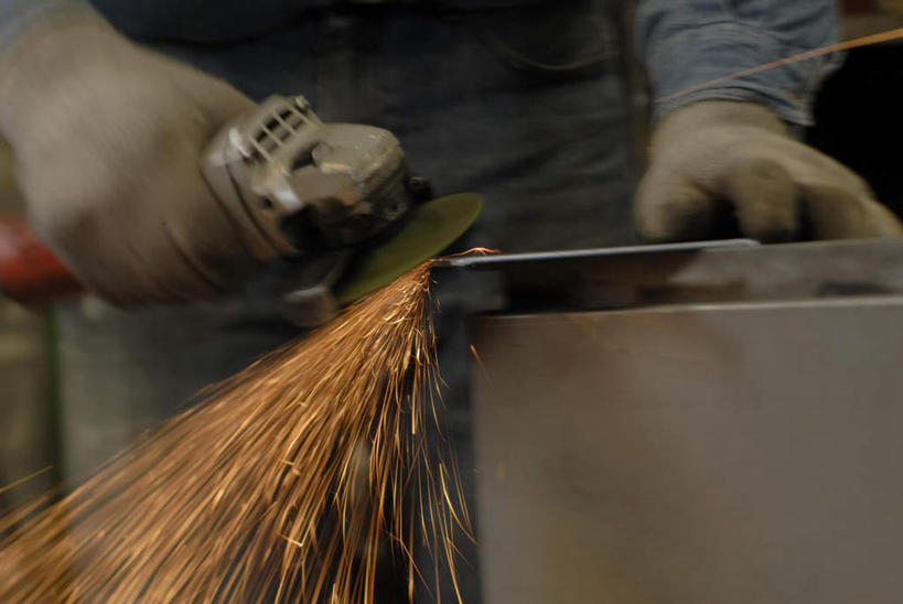 东方人,手,一个人,焊工,工厂,站,横图,室内,特写,白天,正面,工作服,制服,安全,车间,机器,金属制品,亚洲,双手,仅一个男性,仅一个人,仅一个中年男性,握,飞溅,溅,金属,火花,防护,拿,拿着,黄种人,手套,站着,手部,机械,握着,保护,喷洒,保险,保全,周全,安稳,安定,防护手套,磨光机,工作制服,平安,男人,男性,中年男性,亚洲人,电焊工,焊接工,站立,半身,彩图,工作套服,制造厂